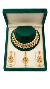 Classic Gold-Toned Traditional Jewelry Set with Off-White Accents & Maang Tikka